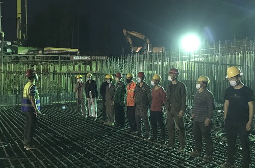 武漢臨空港污水處理廠項(xiàng)目挑燈夜戰(zhàn)搶進(jìn)度為7月進(jìn)水開足馬力 (1).jpg