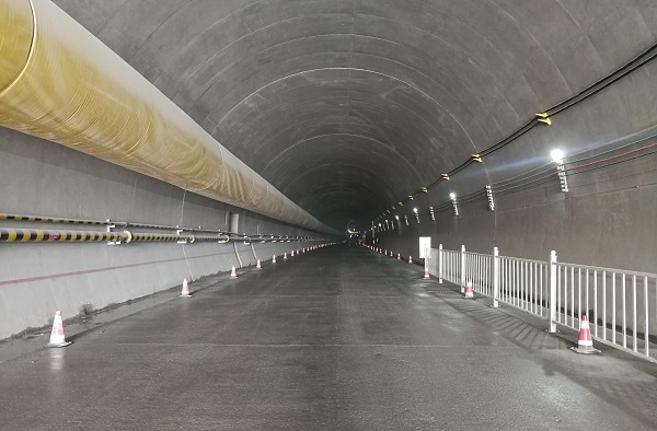 獻(xiàn)禮五一  新疆G575土建二標(biāo)東天山隧道出口右洞開(kāi)挖進(jìn)尺突破5000米大關(guān)3.jpg