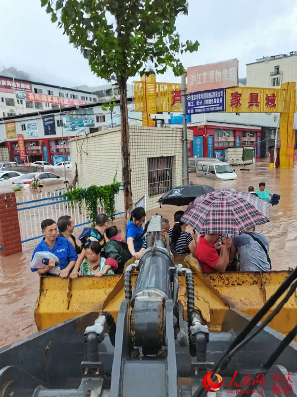 人民網(wǎng)報道：“我們是附近修路的央企，莫慌！”                                                                                                                                                                                             