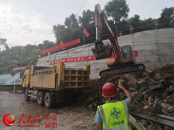 人民網(wǎng)報(bào)道；“路搶通啦，我們果農(nóng)高興慘了！”                                                                                                                                                                                             