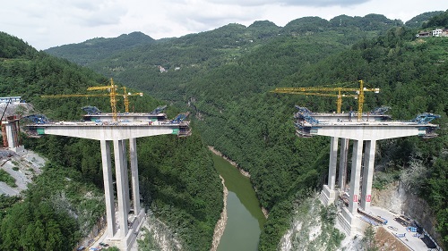 貴州沿印松五分部蛇頭特大橋右幅連續(xù)梁施工過半.jpg